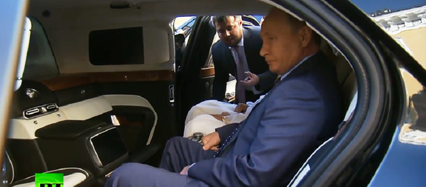 Унутрашњост председничке лимузине Владимира Путина Унутрашњост председничке лимузине Владимира Путина - Sputnik Србија