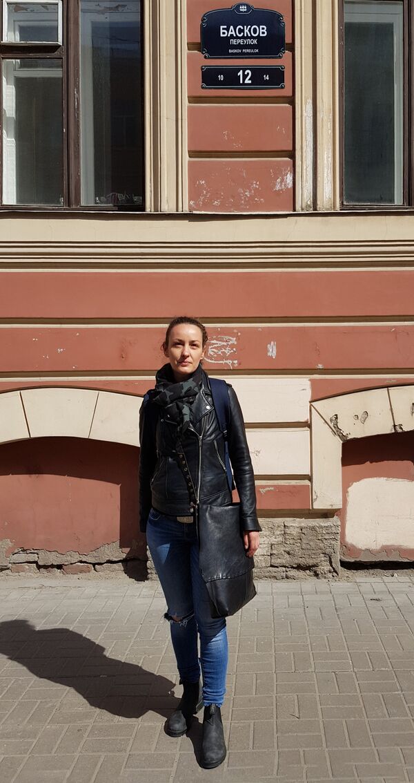 Новинарка Спутњика испред куће у којој је одрастао Владимир Путин - Sputnik Србија