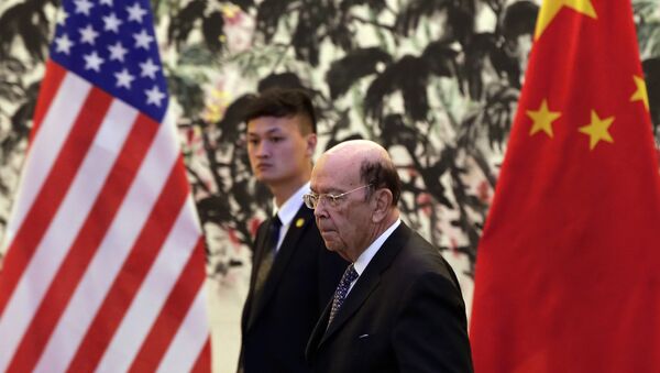 Američki ministar trgovine Vilbur Ros pre sastanka sa kineskim vicepremijerom Liu Heom u Pekingu - Sputnik Srbija