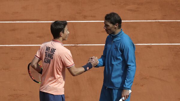 Шпански тенисер Рафаел Надал са дечаком који додаје лоптице на Ролан Гаросу - Sputnik Србија