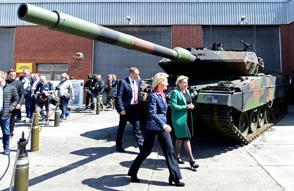 Немачка министарка одбране Урсула фон дер Лејен и њена холандска колегиница Анк Бијлевелд на презентацији тенка Леопард 2  - Sputnik Србија