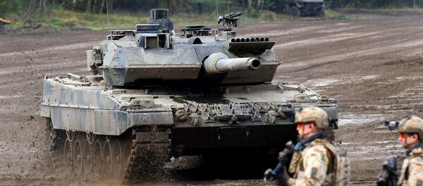 Војници стоје поред тенка Леопард 2 немачких оружаних снага на војној вежби у Минстеру - Sputnik Србија