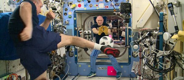 Руски космонаути играју фудбал - Sputnik Србија