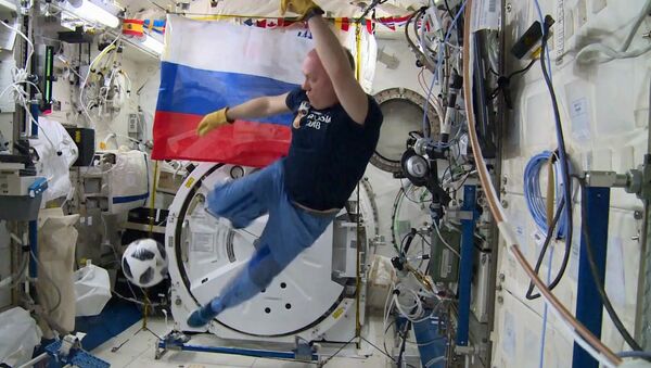 Руски космонаут игра фудбал на Међународној свемирској станици - Sputnik Србија
