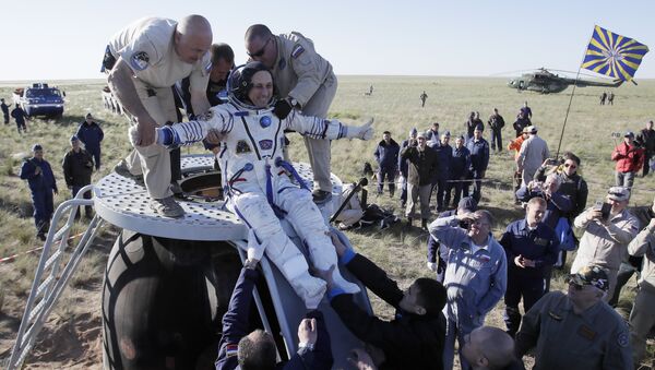 Ruski komonaut Anton Škaplerov izlazi iz kapsule - Sputnik Srbija