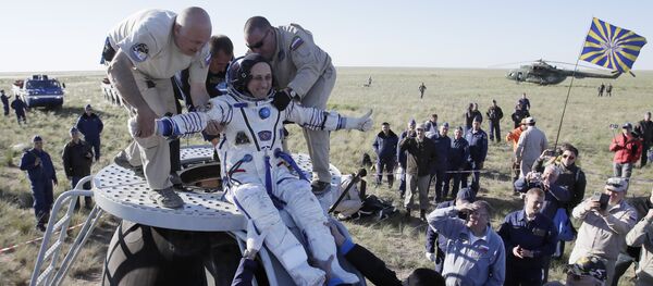 Руски комонаут Антон Шкаплеров излази из капсуле - Sputnik Србија