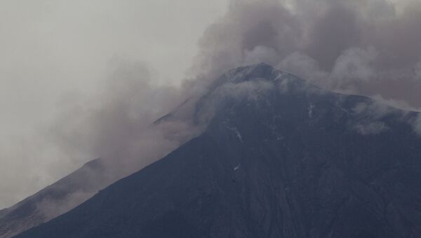 Vulkan Fuego u Gvatemali izbacuje pepeo i dim - Sputnik Srbija