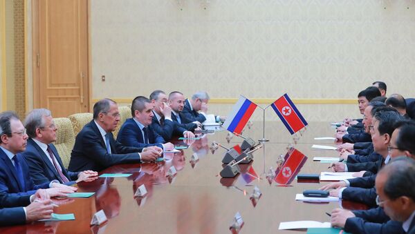 Sastanak ministra spoljnih poslova Rusije Sergeja Lavrova sa severnokorejskim kolegom Li Jong Hoom u Pjongjangu - Sputnik Srbija