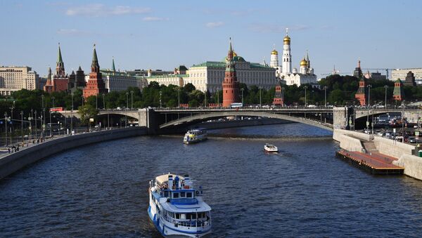 Turistički brodovi na reci Moskvi u blizini Kremlja - Sputnik Srbija