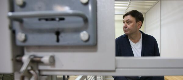 Urednik portala RIA Novosti Ukrajina Kiril Višinski tokom suđenja u Hersonu Urednik portala RIA Novosti Ukrajina Kiril Višinski tokom suđenja u Hersonu - Sputnik Srbija