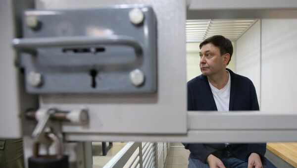 Urednik portala RIA Novosti Ukrajina Kiril Višinski tokom suđenja u Hersonu - Sputnik Srbija