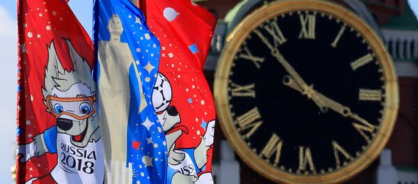 Заставе са логом Светског првенства у фудбалу 2018. испред Спаске куле у Кремљу - Sputnik Србија