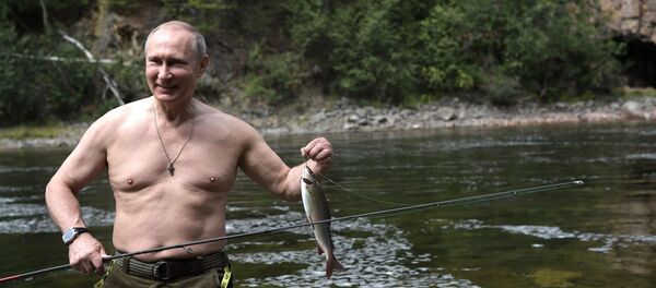 Arhivska fotografija: Predsednik Rusije Vladimir Putin peca ribu na odmoru na jezeru u Republici Tuva - Sputnik Srbija