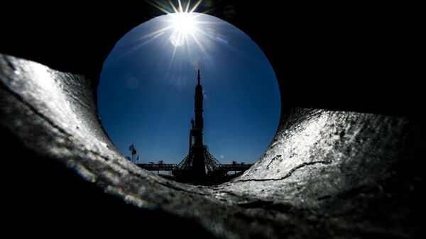 Postavljanje rakete-nosača Sojuz-FG sa brodom Sojuz MS-09 na prvoj lansirnoj rampi Gagarin kosmodroma Bajkonur - Sputnik Srbija