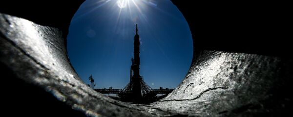 Постављање ракете-носача Сојуз-ФГ са бродом Сојуз МС-09 на првој лансирној рампи Гагарин космодрома Бајконур - Sputnik Србија