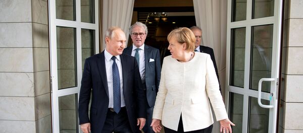 Predsednik Rusije Vladimir Putin i nemačka kancelarka Angela Merkel tokom sastanka u Sočiju - Sputnik Srbija