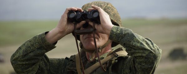 Vojnik tokom vežbi Narodne milicije LNR - Sputnik Srbija