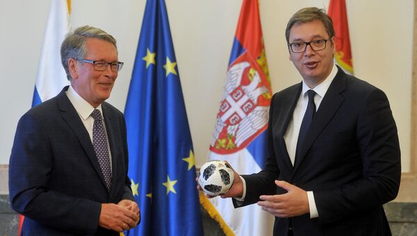 Ambasador Rusije Aleksandar Čepurin poklonio je loptu predsedniku Srbije Aleksandaru Vučiću - Sputnik Srbija