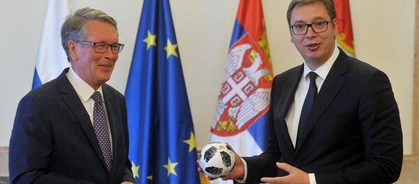 Амбасадор Русије Александар Чепурин поклонио је лопту председнику Србије Александару Вучићу Амбасадор Русије Александар Чепурин поклонио је лопту председнику Србије Александару Вучићу - Sputnik Србија