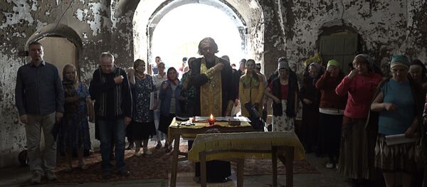 Na ruinama Sabornog hrama Svete Trojice, u gradiću Kjahta, na granici Rusije sa Mongolijom, otac Oleg Matvejev održao je akatist Svetom Savi u okviru svoje osmogodišnje borbe za za restauraciju ove crkve. - Sputnik Srbija