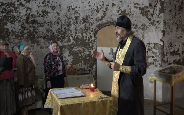 Na ruinama Sabornog hrama Svete Trojice, u gradiću Kjahta, na granici Rusije sa Mongolijom, otac Oleg Matvejev održao je akatist Svetom Savi u okviru svoje osmogodišnje borbe za za restauraciju ove crkve. Na ruinama Sabornog hrama Svete Trojice, u gradiću Kjahta, na granici Rusije sa Mongolijom, otac Oleg Matvejev održao je akatist Svetom Savi u okviru svoje osmogodišnje borbe za za restauraciju ove crkve. - Sputnik Srbija