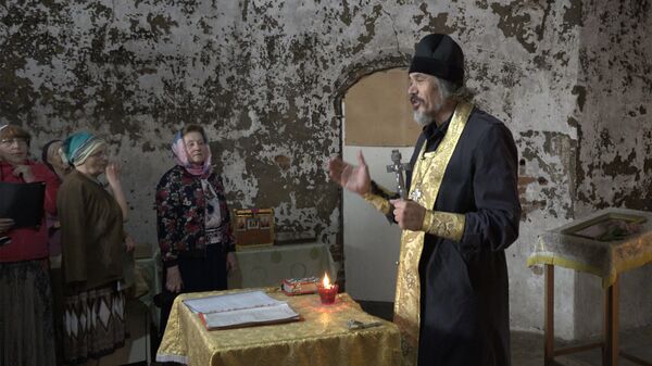 Otac Oleg na ruinama Sabornog hrama Svete Trojice u Kjahti - Sputnik Srbija