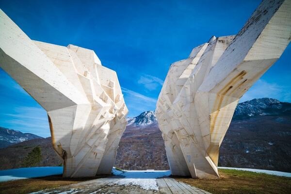 Spomenik na Tjentištu — remek delo socrealističke spomeničke umetnosti, rad vajara Miodraga Živkovića za koji mnogi strahuju zbog klizišta. - Sputnik Srbija