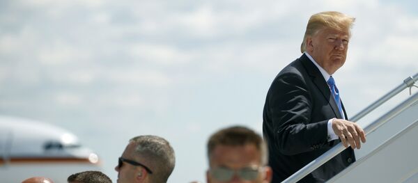 Američki predsednik Donald Tramp ukrcava se na let za Singapur, gde će se sastati sa liderom Severne Koreje Kim Džong Unom Američki predsednik Donald Tramp ukrcava se na let za Singapur, gde će se sastati sa liderom Severne Koreje Kim Džong Unom - Sputnik Srbija