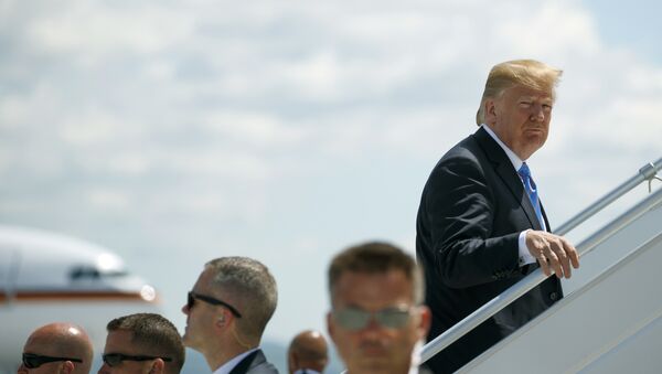 Амерички председник Доналд Трамп укрцава се на лет за Сингапур, где ће се састати са лидером Северне Кореје Ким Џонг Уном - Sputnik Србија