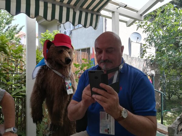 Адвокат Горан Петронијевић у дворишту своје канцеларије, која је навијачко зборно место до поласка, истражује маршруту до Москве. Адвокат Горан Петронијевић у дворишту своје канцеларије, која је навијачко зборно место до поласка, истражује маршруту до Москве. - Sputnik Србија