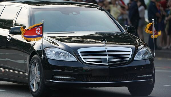 Ким у лимузину? Велика пратња севернокорејског лидера у Сингапуру (видео) - Sputnik Србија