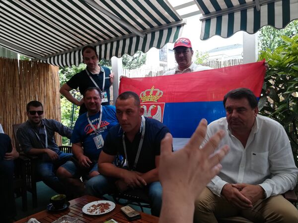 Важан део пропрема за одлазак на првенство је одабир навијачких песама, који се удвија уз диригентску палицу Горана Шимпраге, директора Руског експреса, најбољег певача у групи. Важан део пропрема за одлазак на првенство је одабир навијачких песама, који се удвија уз диригентску палицу Горана Шимпраге, директора Руског експреса, најбољег певача у групи. - Sputnik Србија