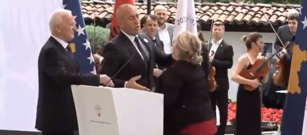 Туча Харадинаја и старице на бини у Призрену. - Sputnik Србија