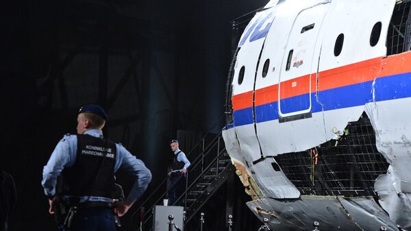 Представљање извештаја о условима пада авиона Боинг 777 компаније Малезија ерлајнс на истоку Украјине 17. јула 2014. у војној бази Гилзе-Ријен у Холандији - Sputnik Србија