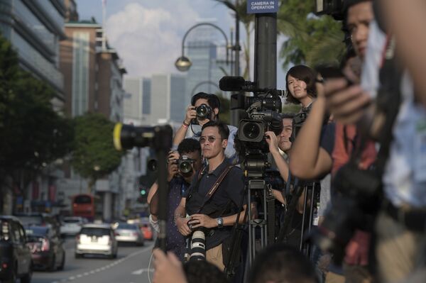 Стотине новинарских екипа у Сингапуру чека пролазака севернокорејског лидера. Нико га, међутим, није видео иза затамњених стакала - Sputnik Србија