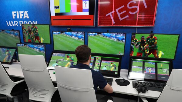 Kontrolna soba sistema za video-pomoć sudijama - VAR u Međunarodnom centru za emitovanje Svetskog prvenstva u fudbalu u Moskvi - Sputnik Srbija
