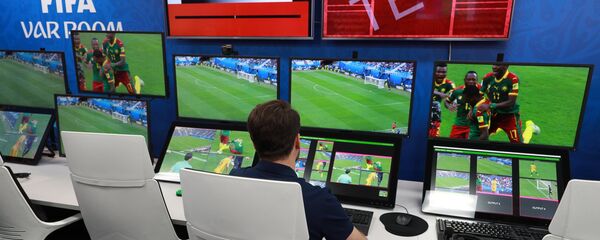 Контролна соба система за видео-помоћ судијама - ВАР у Међународном центру за емитовање Светског првенства у фудбалу у Москви - Sputnik Србија