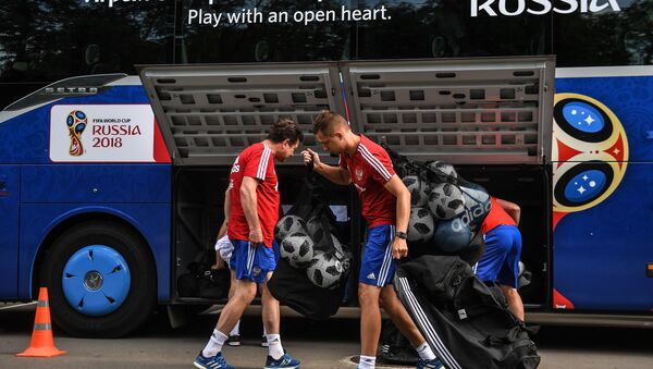 Autobus fudbalske reprezentacije Rusije pre otvorenog treninga u Moskvi - Sputnik Srbija