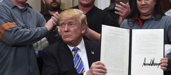 Председник САД Доналд Трамп након потписивања царина на увоз челика и алуминијума - Sputnik Србија