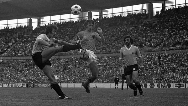 Johan Krojf između dvojice urugvajskih defanzivaca na Mundijalu 1974. - Sputnik Srbija