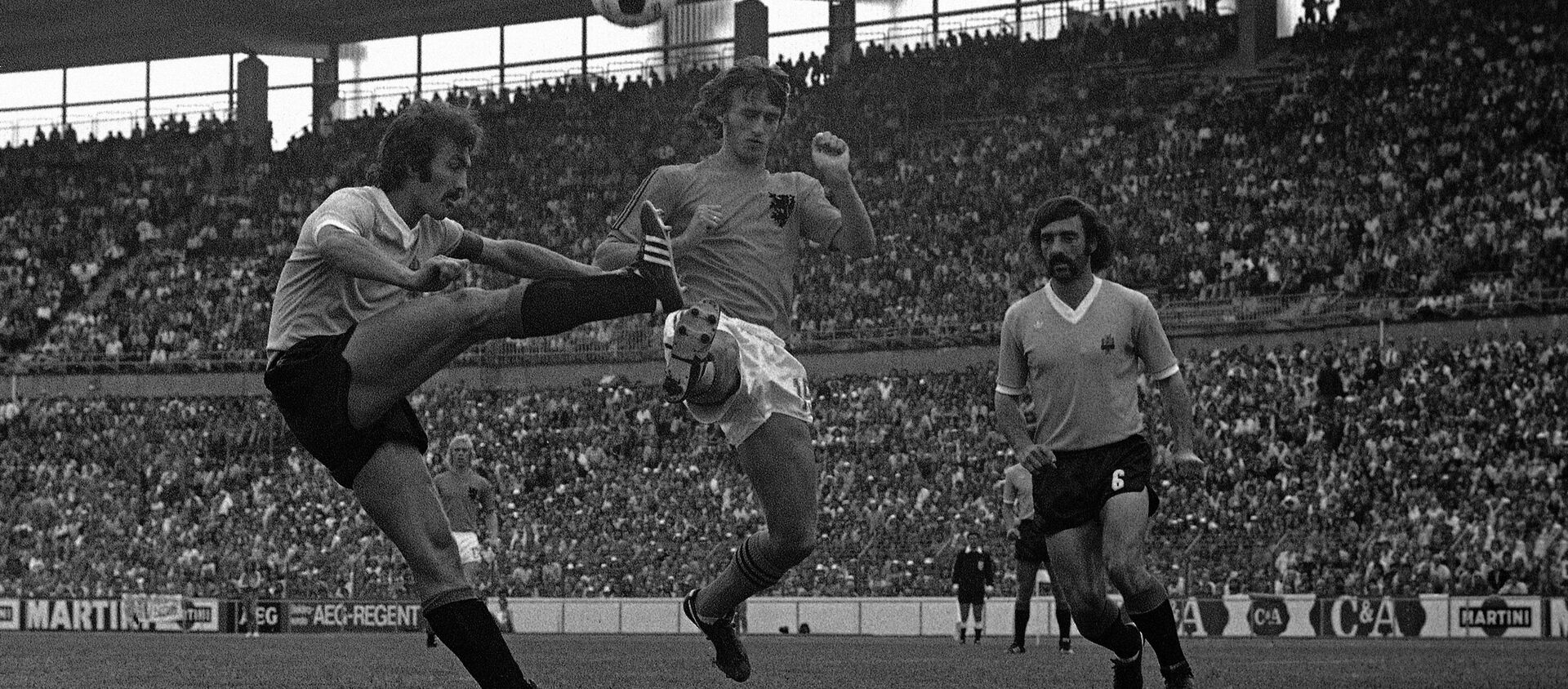 Johan Krojf između dvojice urugvajskih defanzivaca na Mundijalu 1974. - Sputnik Srbija, 1920, 11.06.2018