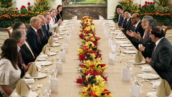 Donald Tramp na svečanoj večeri sa premijerom Singapura - Sputnik Srbija