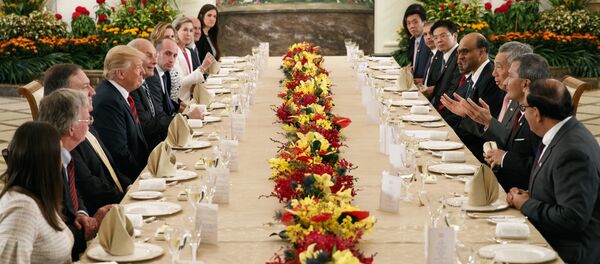 Доналд Трамп на свечаној вечери са премијером Сингапура - Sputnik Србија