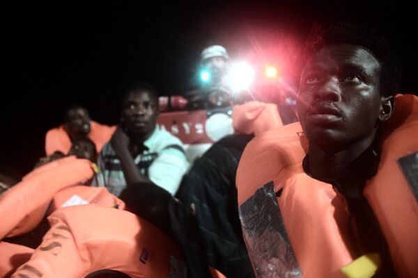 Migranti s broda Akvarijus Migranti s broda Akvarijus - Sputnik Srbija