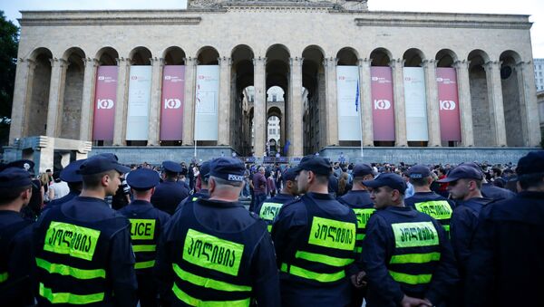 Policija ispred zgrade parlamenta tokom protesta u Tbilisiju - Sputnik Srbija