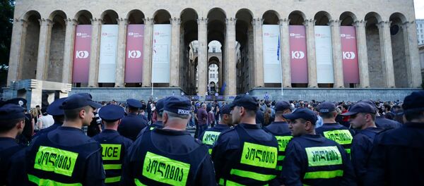 Policija ispred zgrade parlamenta tokom protesta u Tbilisiju Policija ispred zgrade parlamenta tokom protesta u Tbilisiju - Sputnik Srbija