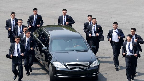Обезбеђење Ким Чонг Уна трчи поред аутомобила - Sputnik Србија