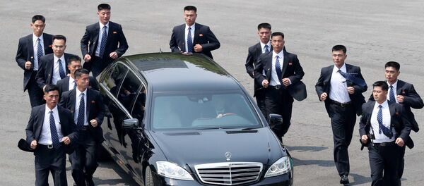 Обезбеђење Ким Чонг Уна трчи поред аутомобила - Sputnik Србија
