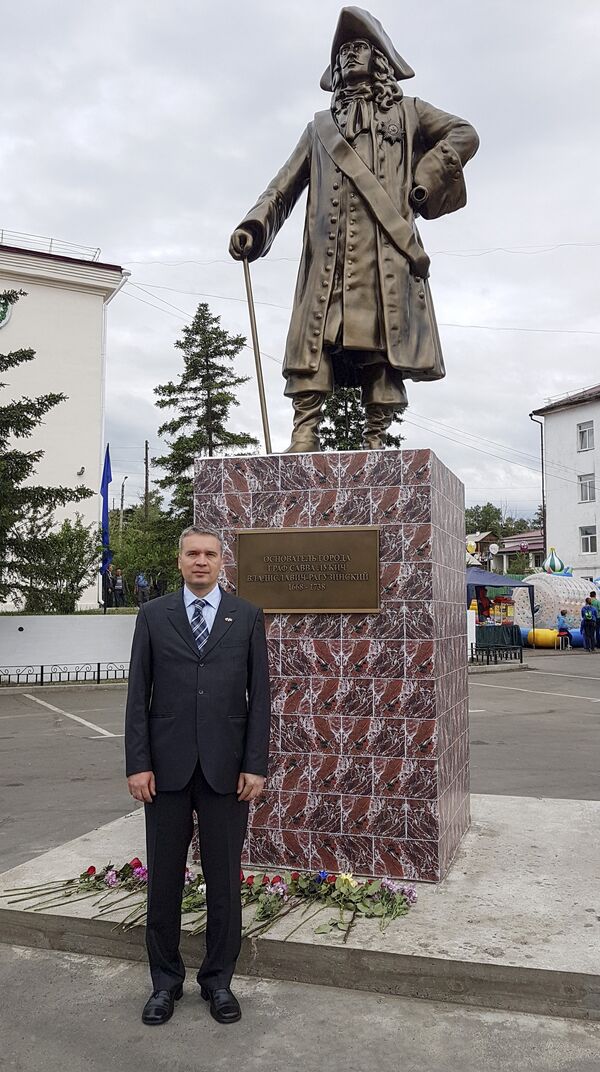 Branko Vukomanović ispred spomenika svom slavnom pretku Branko Vukomanović ispred spomenika svom slavnom pretku - Sputnik Srbija