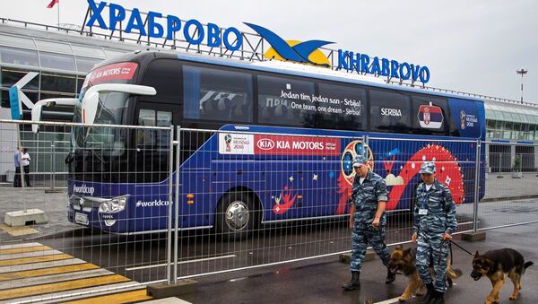 Autobus fudbalera reprezentacije Srbije na aerodromu Hrabrovo u Kalinjingradu - Sputnik Srbija